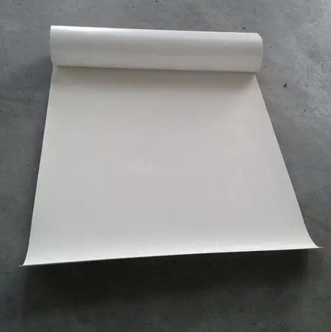 Guia de selecció de membranes impermeabilitzants TPO homogènees: material d'embolcallatge per a teulades amb alta resistència als agents atmosfèrics i soldadura per aire calent sense juntes
